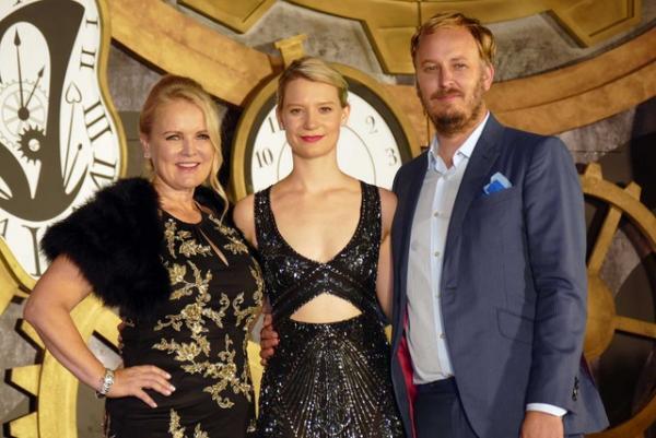 アリス演じるミア・ワシコウスカ、ワンダーランドの次は「日本の温泉に行きたい」