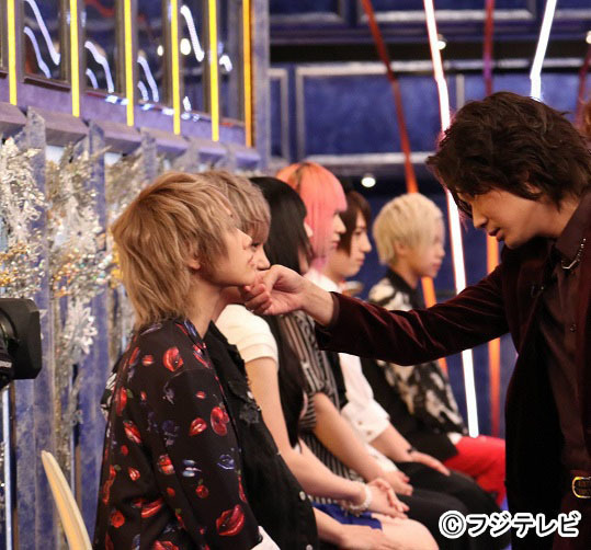 綾野剛、ジェンダーレス男子に“顎クイ”！男女の境界線はどこ？「境界線クイズ2016」