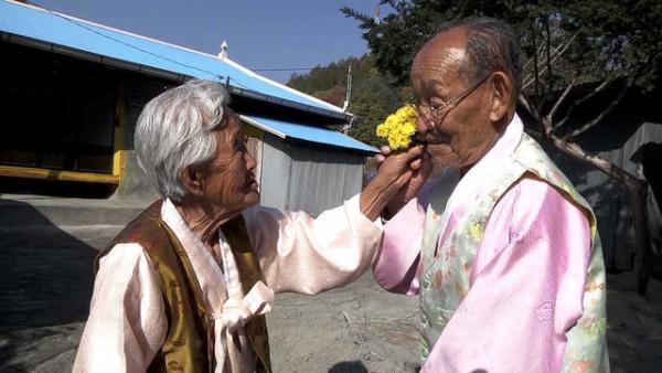 【特別映像】小さな花束のサプライズ…夫婦の愛にほっこり＆キュン『あなた、その川を渡らないで』