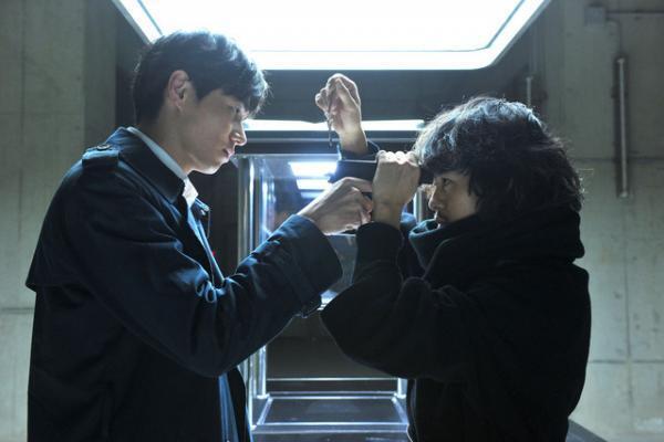 東出昌大×池松壮亮、デスノートを巡る微妙な関係性が明らかに！新写真到着