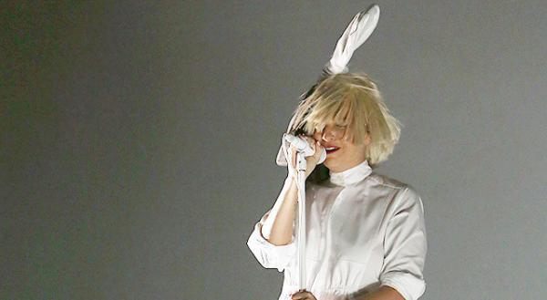 顔出しNGの歌手シーア、突風のせいで隠していた顔が一瞬丸見えに…