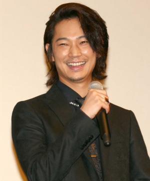 綾野剛「朝から不謹慎な映画…」と恐縮　主演作『日本で一番悪い奴ら』