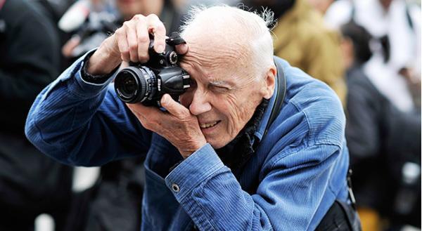 ストリートスナップを50年間撮り続けた写真家ビル・カニンガム、死去