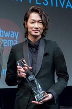 綾野剛、「ライジング・スター賞」授賞式で初NY！ 「感謝しかありません」