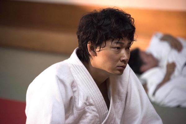 綾野剛、“餃子耳”の柔道着姿に！10kg増のビジュアル公開『日本で一番悪い奴ら』