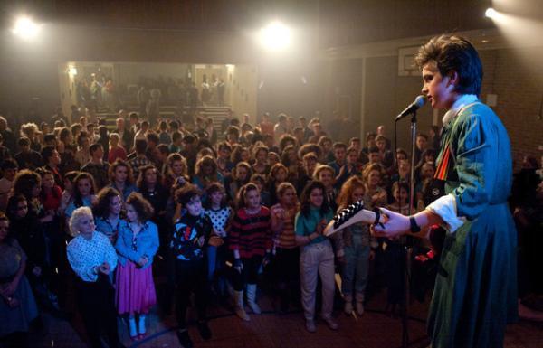 【特別映像】初ライブパフォーマンスにガールズたちが熱狂！『シング・ストリート』