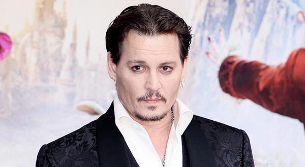 ジョニー・デップ、アンバー・ハードのために入れたタトゥーの文字を「クズ」に変更