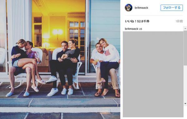 テイラー・スウィフト、トム・ヒドルストンのひざの上に乗った写真を公開