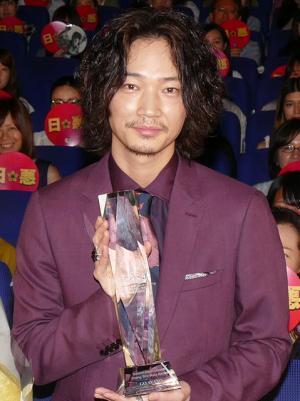 綾野剛、祖母から「剛、最高だったよ」と演技を絶賛される