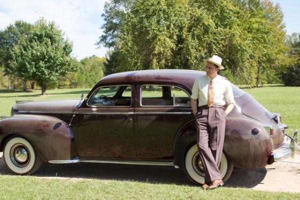 トム・ヒドルストン、“病的”で“優しい”表情が語る場面写真到着『アイ・ソー・ザ・ライト』