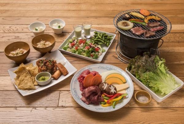 ハイボールとBBQをテラス席で！「TORANOMON HILLS BBQ 知多 風香るハイボール ガーデン」