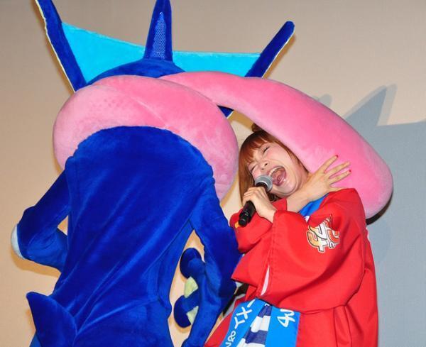 しょこたんの10年連続出演の祝福にポケモン総選挙1位のゲッコウガ来場！「ありがたや！」