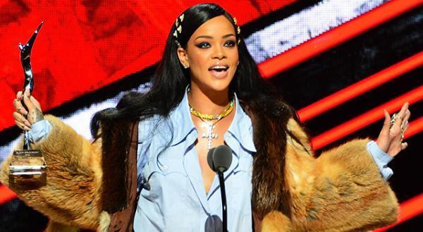 リアーナ、観客にコンサート中の「ポケモンGO」を禁ずる