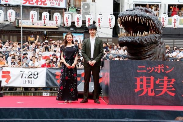 長谷川博己＆石原さとみも驚愕！  “ゴジラ”がついに道頓堀に初上陸