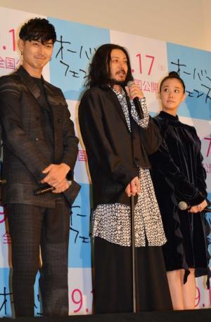 オダギリジョー、腰痛め杖をついて登場も「ロケンロール！」