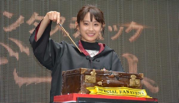 雨でずぶ濡れの高橋愛、笑顔絶やさず『ハリー・ポッター』愛を熱弁