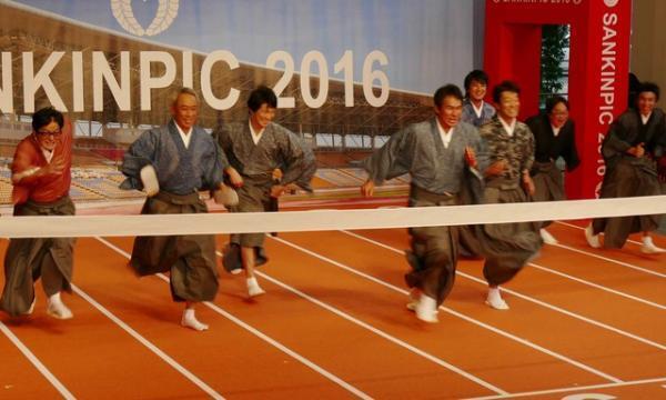 リオ五輪を先取り？ 佐々木蔵之介、着物姿で“超高速”ダッシュ