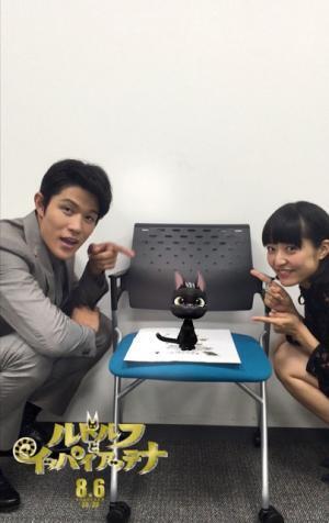 井上真央＆鈴木亮平、ルドルフとの3ショットを公開！巨大化したルドルフも