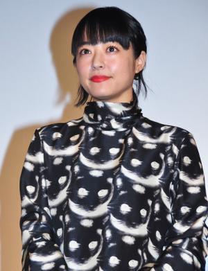 井上真央、気合いの猫柄ワンピで登壇も鈴木亮平は気づかずスルー！