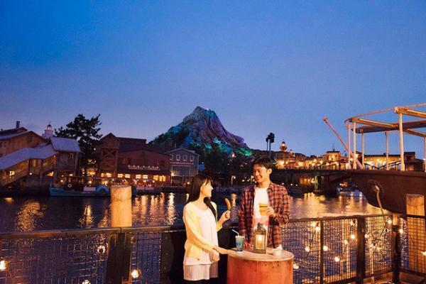 【ディズニー】シーの絶景を美味しいカクテルとともに！大人な時間を過ごせるテラス席新設