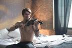 【特別映像】ニコラス・ガリツィン、裸でバイオリンを奏でる…『ハートビート』