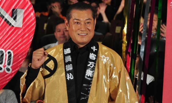 松平健、“神”役なのに将軍スタイルで駕篭で現れ、くす玉を一刀両断！