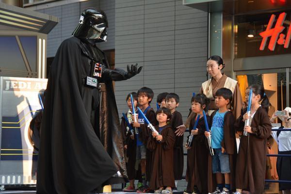 ダース・ベイダーも退散？12人のちびっこ騎士がジェダイになるため訓練を開始！