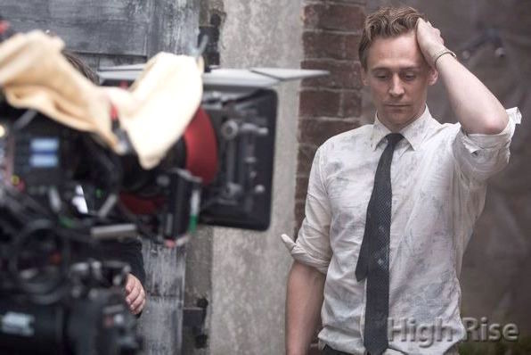 トムヒ、自らペンキまみれに！売れっ子日本人ヘアメイクが語る『ハイ・ライズ』の造形