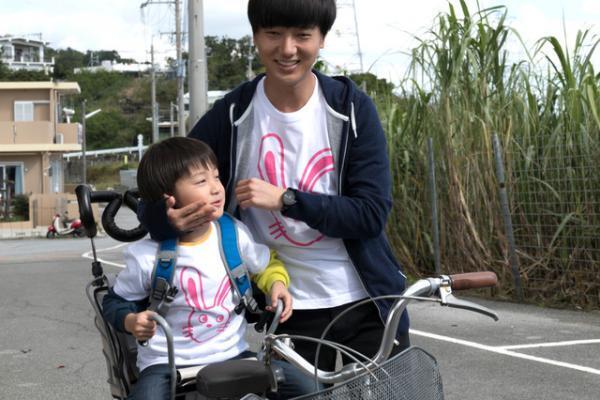 SUPER JUNIOR・イェソン、初主演映画の撮影に笑顔も！メイキングカット到着