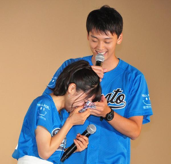 土屋太鳳、「今日は泣かない」宣言も竹内涼真のサプライズ演出に涙！