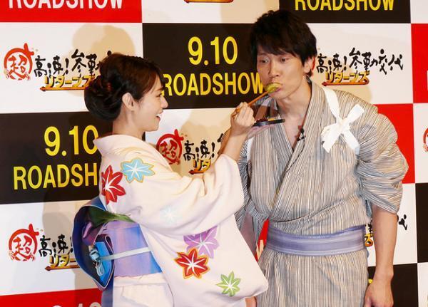 佐々木蔵之介、高速餅つきにチャレンジ！深田恭子から「あ～ん」