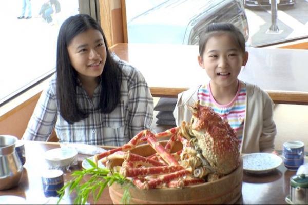 【特別映像】杉咲花、巨大ガニに舌づつみ！『湯を沸かすほどの熱い愛』