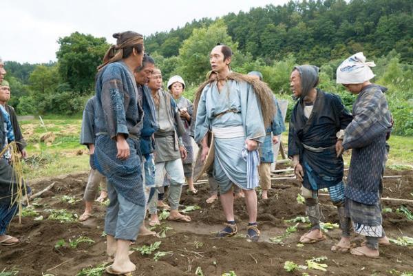 佐々木蔵之介、殿から農民に!? 『超高速！参勤交代 リターンズ』新写真入手
