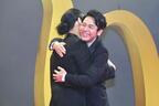 綾野剛、妻夫木聡とガッチリと抱擁！　役作りのための共同生活は「愛おしい時間」
