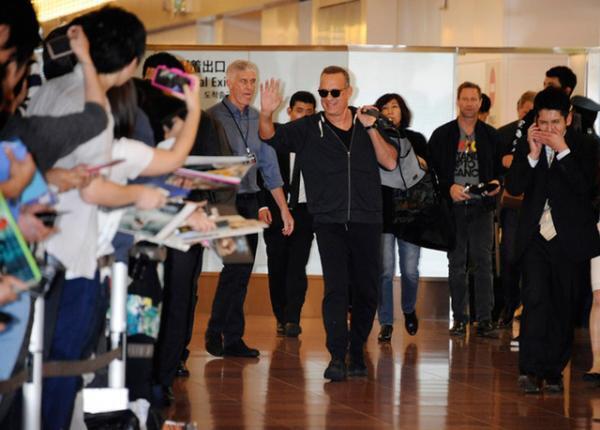 トム・ハンクス、3年ぶりの来日！詰めかけたファンへ笑顔『ハドソン川の奇跡』