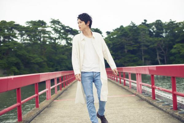 本郷奏多、2017年カレンダーは故郷・仙台で撮影！大人の表情から童心に返った笑顔も