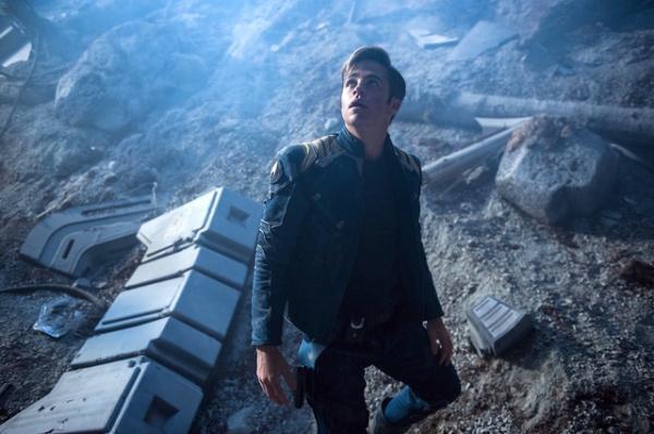 苦悩するクリス・パインが吹っ飛ぶ!? 『スター・トレック BEYOND』ド迫力の最終予告解禁