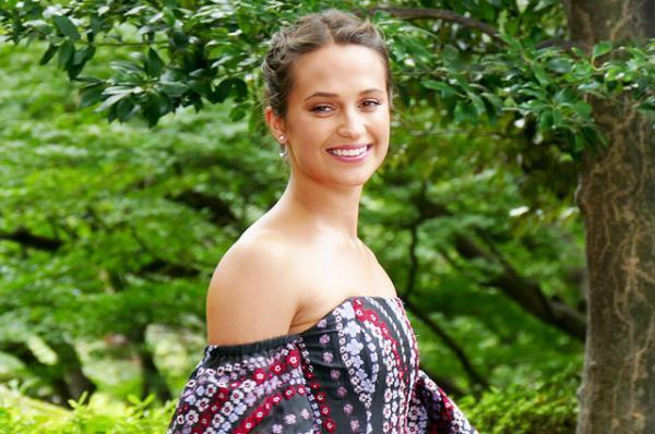 オスカー女優のアリシア・ヴィキャンデルが初来日！日本庭園にご満悦