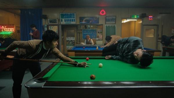 山田孝之、ビリヤード台に横たわり登場！太賀はまたもや昇天… PS4新CM