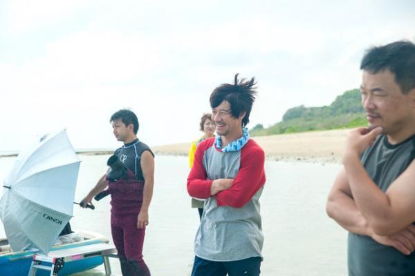 内村光良監督・主演『金メダル男』“事件”続発の沖縄ロケ、メイキング写真公開！