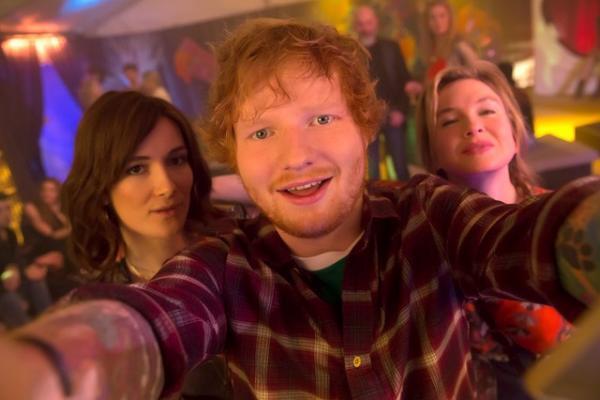 エド・シーラン、『ブリジット・ジョーンズ』にカメオ出演でセルフィー!?