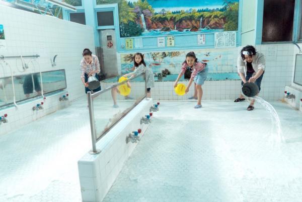 宮沢りえ＆オダギリジョーら、一家で風呂掃除！「銭湯の日」に“幻のシーン”到着