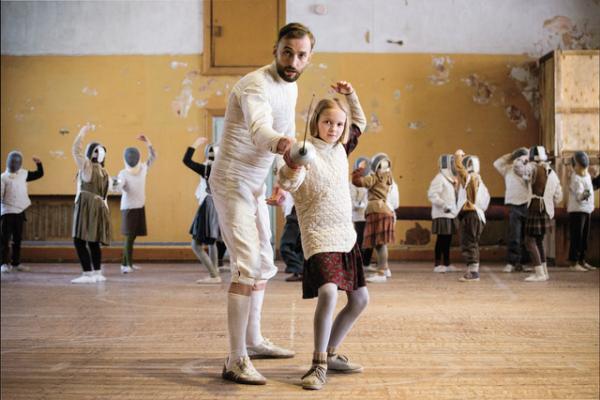 【予告編】フェンシングの名選手と子どもたちが希望を取り戻す実話…『こころに剣士を』