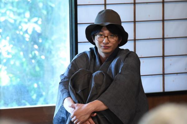 向井理、“金田一耕介”コスプレで体育座り？ 『RANMARU 神の舌を持つ男』