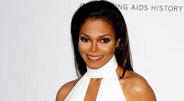 50歳のジャネット・ジャクソン、妊娠を認めふっくらお腹を披露