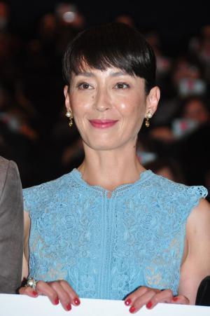 “熱愛”報道の宮沢りえ、多くの報道陣に余裕の笑み