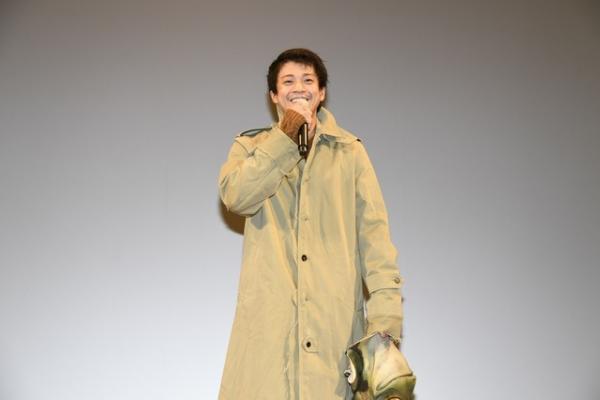 小栗旬、“カエル男”に仮装しサプライズ登場！ 「ちょっと近くにいたので」