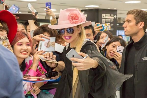 レディー・ガガ、2年2か月ぶりに来日！ LINE LIVEで独占生放送も