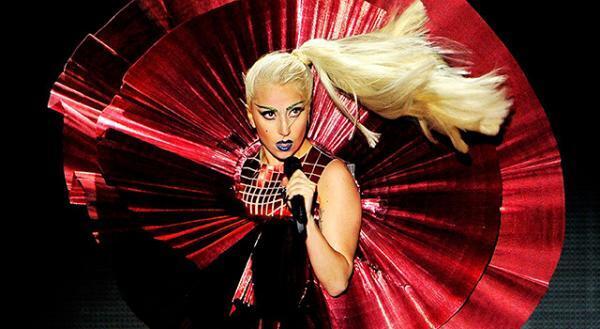 レディー・ガガ、「ヴィクトリア・シークレット」のショーで初パフォーマンス