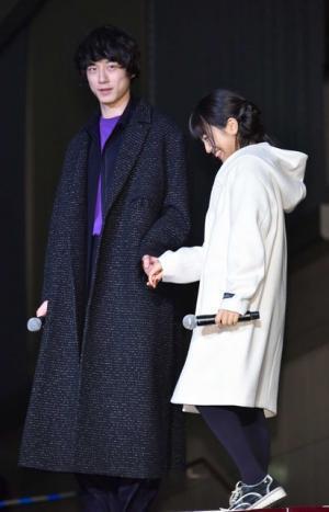 坂口健太郎、miwaの手を握り優しくエスコート！